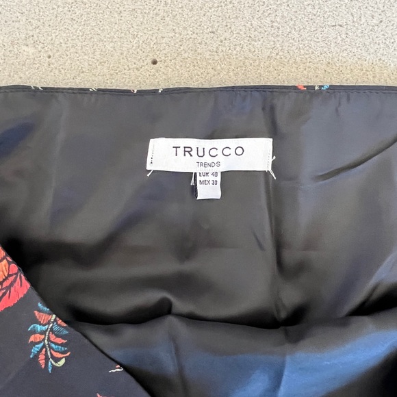 Mini skirt with flower fabric and decorative part - Picture 4 of 6